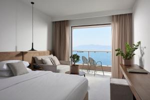 Ágios Fokás米开朗基罗度假及Spa酒店的酒店客房设有一张床,享有海景。