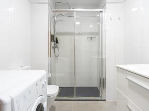 马德里limehome Madrid San Lorenzo的带淋浴和卫生间的白色浴室