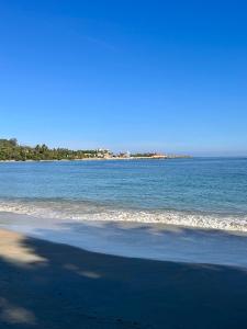 圣斐利-银港Peninsula Esmeralda Luxury Villas的享有海滩和大海的背景景色