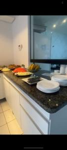 马塞约马塞约海滨宾馆的厨房柜台上放有盘子和水果
