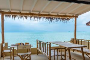 波普托里维埃拉海滩酒店的一个带桌椅的庭院和大海