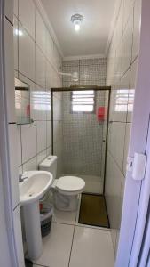 伊利亚孔普里达Apartamentos PraiaMar的一间带卫生间和水槽的小浴室