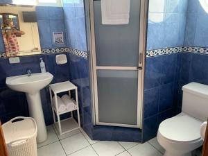 通苏帕Hotel Kemarios的带淋浴、卫生间和盥洗盆的浴室