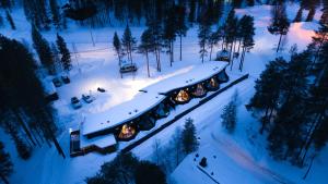 普哈圣山皮哈冰屋度假村的雪覆盖的火车空中景观