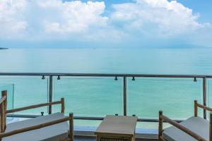 波普托里维埃拉海滩酒店的阳台配有椅子,享有海景。