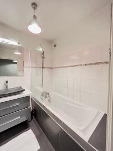 兰斯Lagrive - avec VUE panoramique的白色的浴室设有浴缸和水槽。