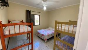 伊利亚孔普里达Apartamentos PraiaMar的一间卧室配有两张双层床和一张床