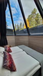普哈圣山皮哈冰屋度假村的带大窗户的客房内的两张床