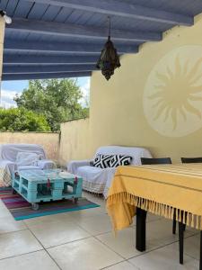 尚塞拉德Maison de vacances avec piscine的天井配有两张床和一张桌子及四柱床