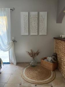 尚塞拉德Maison de vacances avec piscine的一间客厅,客厅的地板上铺有地毯,设有一个壁炉