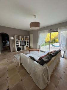 尚塞拉德Maison de vacances avec piscine的带沙发和大窗户的客厅