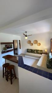 伯迪亚哥Residencial Villa Cris的客厅配有沙发和桌子
