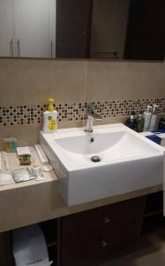 利雅德شقة خاصة برج رافال的浴室设有白色水槽和镜子