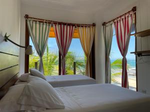 比亚米尔港Mi Playa Beach Front Isabela的海景卧室内的两张床
