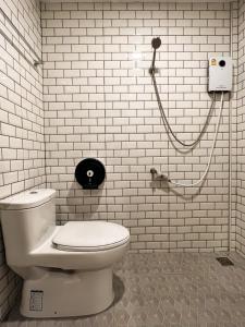 格兰岛KohLan Hansa的白色的浴室设有卫生间和淋浴。