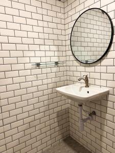 格兰岛KohLan Hansa的白色瓷砖浴室设有水槽和镜子