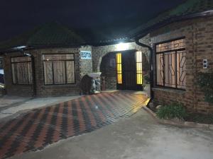 布龙克霍斯茨普雷Sikhula Sonke Guest House的夜间入门