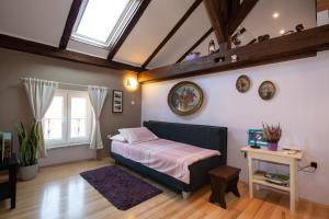 奥帕提亚Apartment Vanja的一间卧室配有一张带粉色床单的床和一扇窗户。