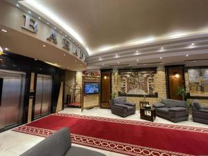Qaryat al Bulushفندق بردى的带沙发和电视的大型客厅