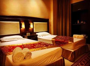 Qaryat al Bulushفندق بردى的两张位于酒店客房的床,配有毛巾