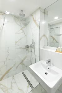 杜塞尔多夫B-Chill Düsseldorf的白色的浴室设有水槽和镜子