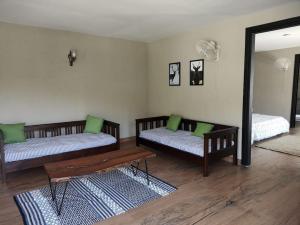 Dehradun Beautiful new private cottage with Kitchen in the Hills客房内的一张或多张床位