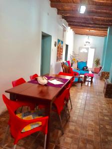 蒂诺加斯塔Encuentro de Almas (Soulmate Encounter)的一间带木桌和红色椅子的用餐室