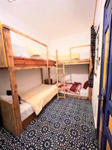 索维拉berber hostel的蓝色地板的客房内设有两张双层床。