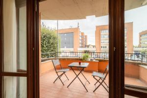 福利尼奥MIZAR- Appartamento privato con parcheggio gratuito by Appartamenti Petrucci的阳台配有桌椅。