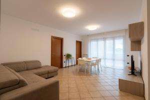 福利尼奥MIZAR- Appartamento privato con parcheggio gratuito by Appartamenti Petrucci的客厅配有沙发和桌子