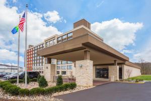 华盛顿堡Holiday Inn Express & Suites Ft. Washington - Philadelphia, an IHG Hotel的前面有美国国旗的建筑