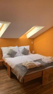 MiročMirocki-Raj的一张大床,位于带两个天窗的房间