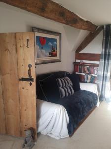 ArleyHood Lane Farm B&B的一间卧室配有一张带木门的床