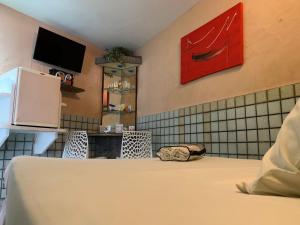 累西腓埃斯托利尔汽车旅馆（仅限成人）的一间酒店客房,配有一张床和一台电视