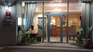 埃维昂莱班帕莱斯酒店的一间室内种植盆栽的酒店的入口
