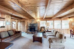 巴斯莱克Lancaster Cabin的带沙发和壁炉的客厅