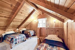 巴斯莱克Lancaster Cabin的木制阁楼间 - 带三张床