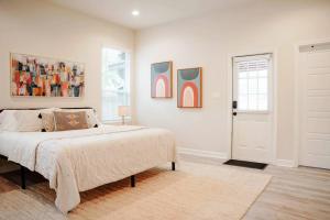 圣安东尼奥The Oasis at Hays-All new 3 bdrm, 2 bath retreat的卧室设有一张大床和一扇白色的门