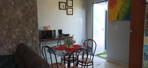 伊瓜苏Pousada Casa Bom Sono的厨房配有桌椅和微波炉。