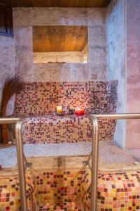 阿瑞达伊亚Ξενώνας Μαίανδρος的客房设有一张铺有马赛克瓷砖的床铺。