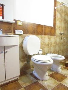 伊鲁亚El mirador de iruya的一间带卫生间和水槽的浴室