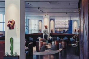 拉巴斯阿提克斯酒店的大厅配有沙发和桌子,位于客房内