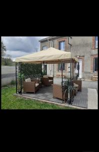 BourganeufMaison Les Berrys的一个带椅子和大雨伞的庭院
