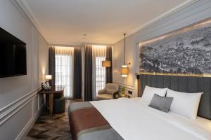 伊斯坦布尔Livro Hotel的酒店客房设有一张大床和一台电视。