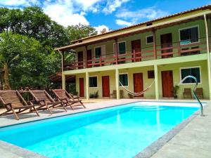 西波山Estadia cipó的一座带游泳池和椅子的度假村和一座建筑