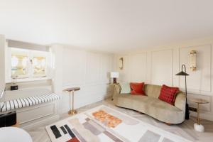 布莱顿霍夫Sky View Double Bed Apartment in Brighton and Hove的客厅配有沙发和桌子