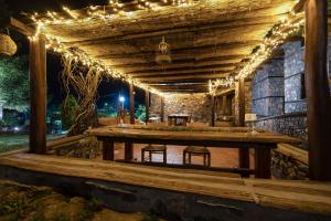 帕雷斯阿吉萨那4 Seasons Premium Chalet的夜间有灯的木甲板