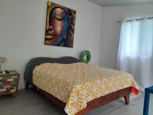 曼努埃尔安东尼奥Casas Guaney, full furnished studios!的一间卧室配有一张壁画床