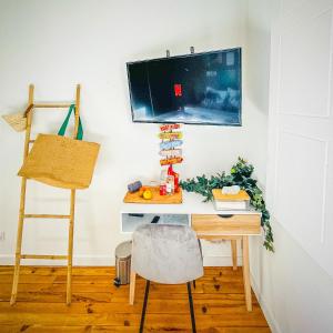 佩里格Caribbean Spirit的一张桌子,房间配有电视和椅子