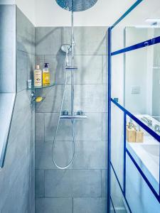 佩里格Caribbean Spirit的带淋浴的浴室和玻璃门